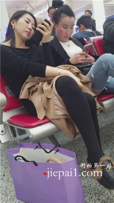 4k-候车室拍摄美腿丝袜打底裤清新女神姐姐