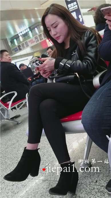 4k-候车室拍摄紧身黑裤美腿大美女