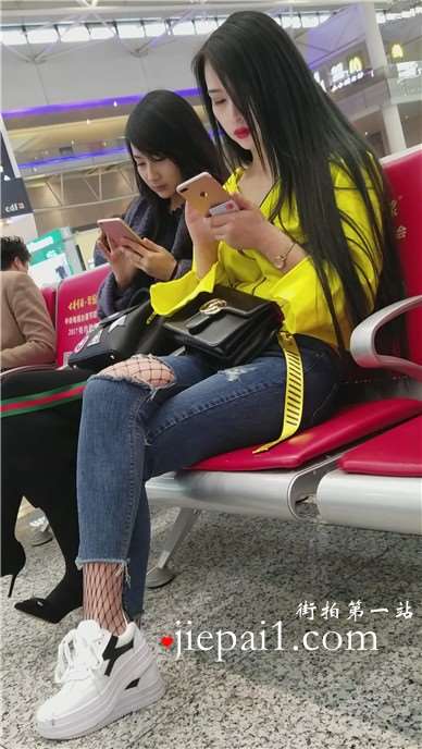 4k-长发冷艳红唇美女破洞紧身牛仔裤配大眼网袜