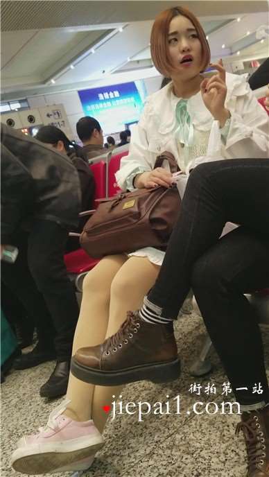 4k-高铁站候车室拍摄短发肉丝美腿帆布鞋美女