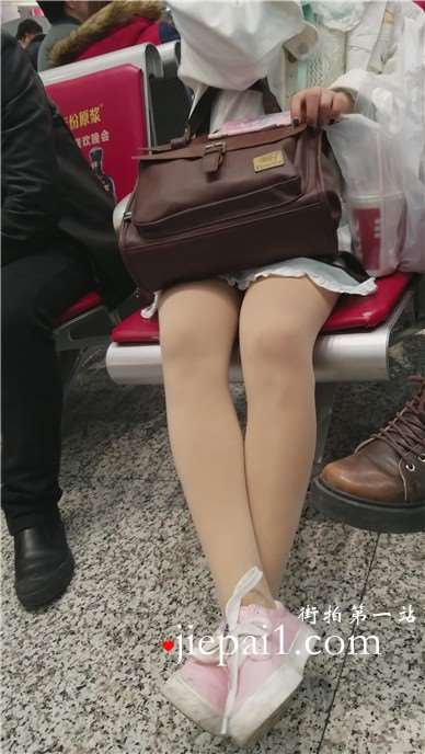 4k-高铁站候车室拍摄短发肉丝美腿帆布鞋美女