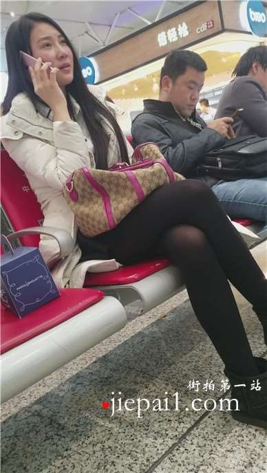 4k-街拍候车室内打电话的黑丝美腿美女