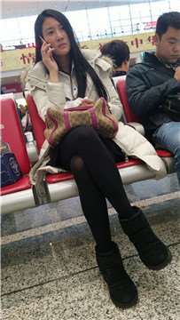 4k-街拍候车室内打电话的黑丝美腿美女