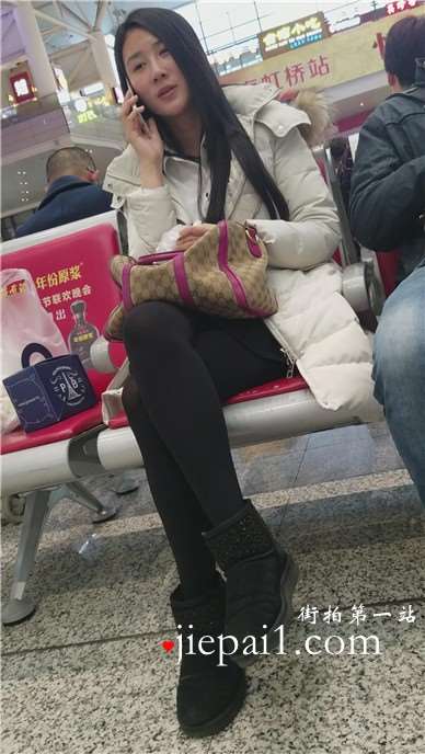 4k-街拍候车室内打电话的黑丝美腿美女