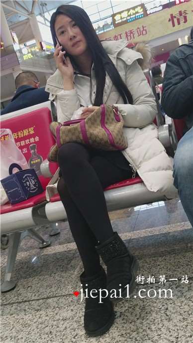 4k-街拍候车室内打电话的黑丝美腿美女