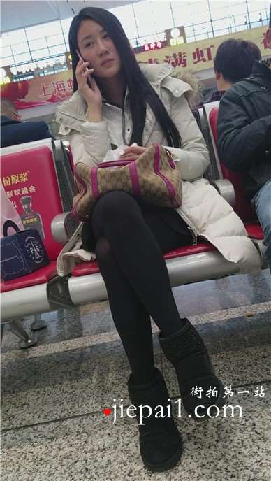 4k-街拍候车室内打电话的黑丝美腿美女