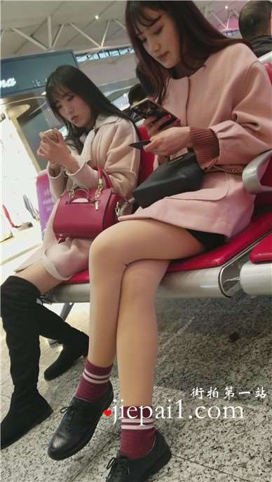 4k-候车室美腿丝袜女神姐姐跟闺蜜有说有笑