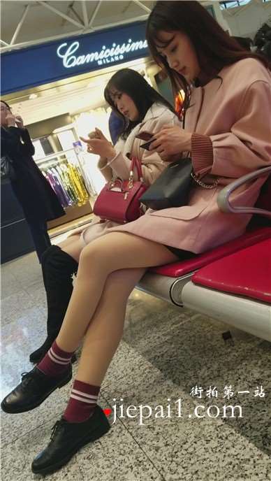 4k-候车室美腿丝袜女神姐姐跟闺蜜有说有笑