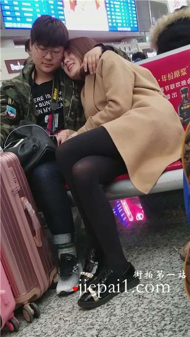 4k-有福气的眼镜男，这么漂亮黑丝女友亲亲我我
