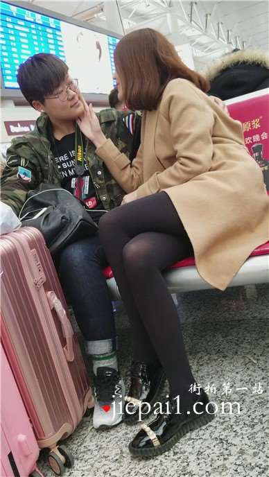 4k-有福气的眼镜男，这么漂亮黑丝女友亲亲我我