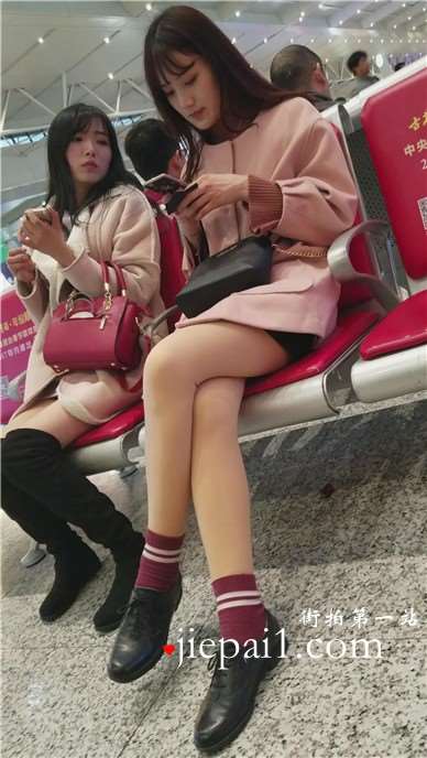 4k-候车室美腿丝袜女神姐姐跟闺蜜有说有笑
