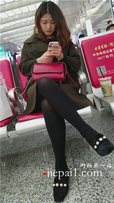 4k-黑丝美腿小清新美女候车室不忘自拍