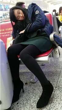 4k-黑色裤袜美腿女孩，是不是昨晚与男友折腾太晚了