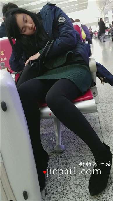 4k-黑色裤袜美腿女孩，是不是昨晚与男友折腾太晚了