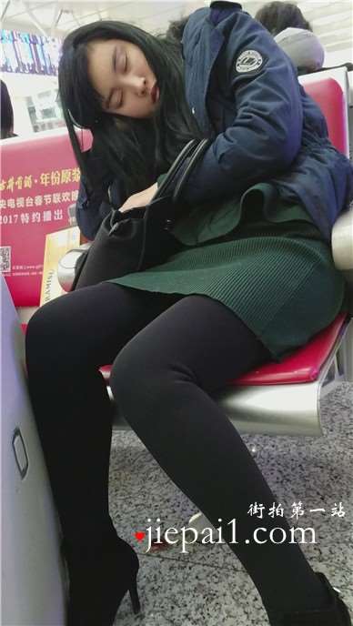 4k-黑色裤袜美腿女孩，是不是昨晚与男友折腾太晚了