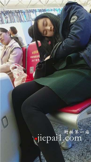4k-黑色裤袜美腿女孩，是不是昨晚与男友折腾太晚了