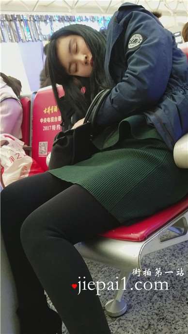 4k-黑色裤袜美腿女孩，是不是昨晚与男友折腾太晚了