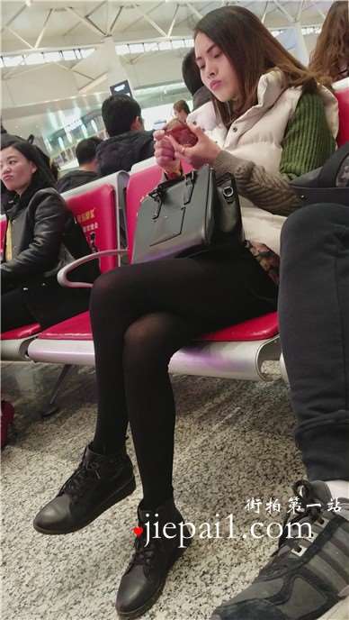 4k-候车厅黑丝美腿女神，样子有点凶