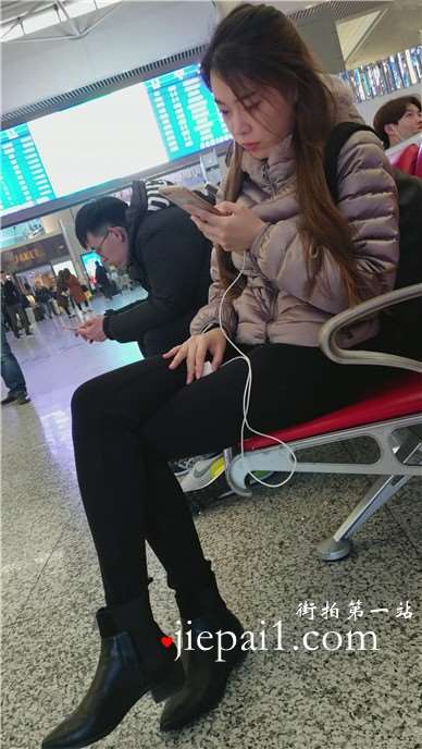 4k-候车室内逆天颜值的美腿女神姐姐