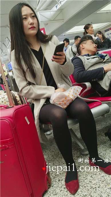 4k-街拍黑丝美腿小姐姐车站候车