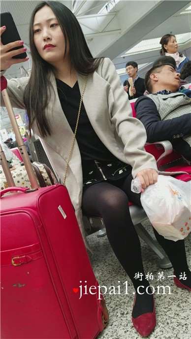 4k-街拍黑丝美腿小姐姐车站候车