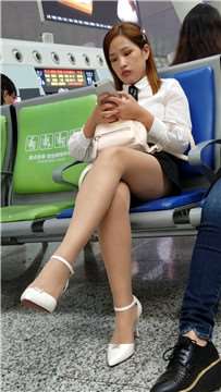 4k-候车室内若有所思的短裙美腿高跟鞋美女