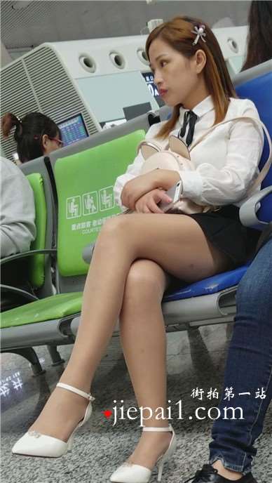4k-候车室内若有所思的短裙美腿高跟鞋美女