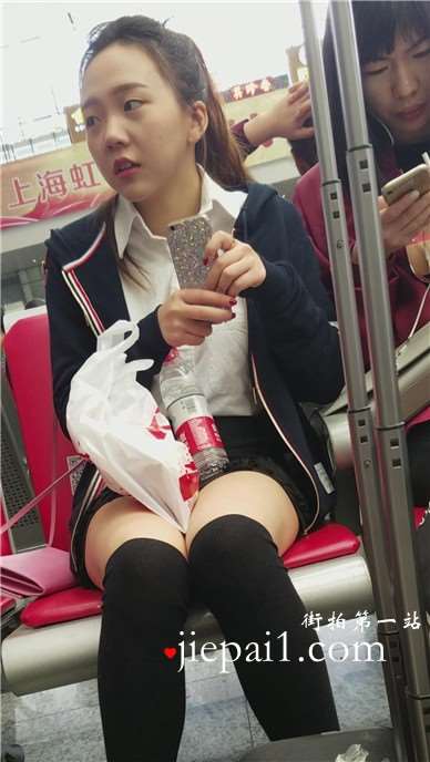 4k-高铁站候车室拍摄长筒黑丝袜超呆萌清新妹子
