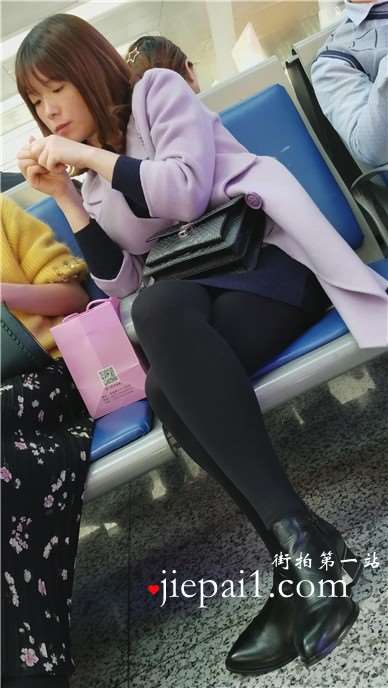 4k-高铁站候车室拍摄黑丝打底裤美腿美女。