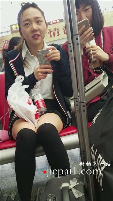 4k-高铁站候车室拍摄长筒黑丝袜超呆萌清新妹子