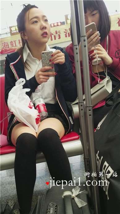 4k-高铁站候车室拍摄长筒黑丝袜超呆萌清新妹子