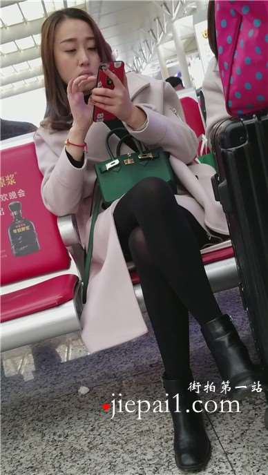 4k-高铁站候车室拍摄黑丝长腿知性甜美女神姐姐