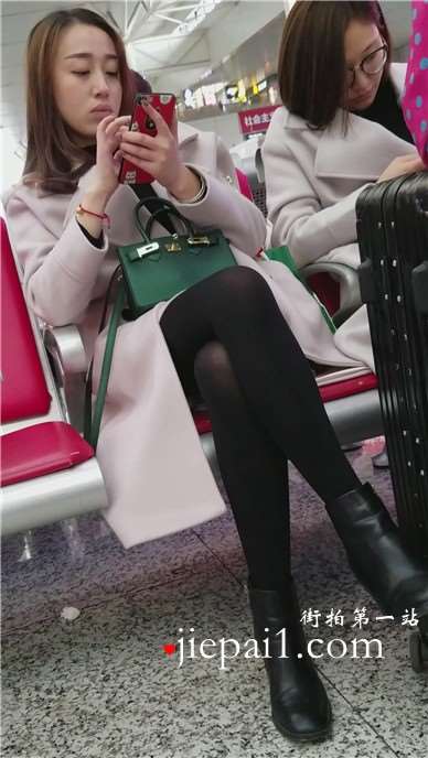 4k-高铁站候车室拍摄黑丝长腿知性甜美女神姐姐