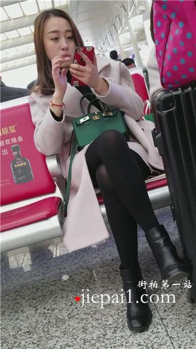 4k-高铁站候车室拍摄黑丝长腿知性甜美女神姐姐