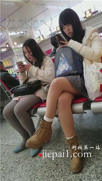 4k-高铁站候车室拍摄会丝袜白毛衣长腿美女姐妹