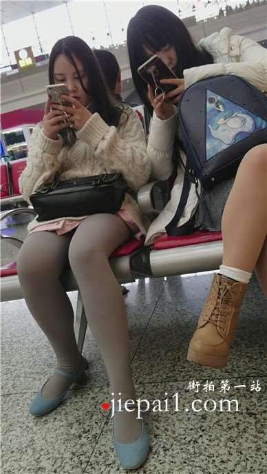 4k-高铁站候车室拍摄会丝袜白毛衣长腿美女姐妹