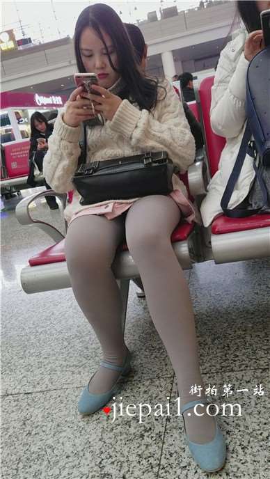 4k-高铁站候车室拍摄会丝袜白毛衣长腿美女姐妹