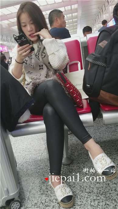 4k-高铁站候车室拍摄长腿丝袜打底裤小清新美女姐姐