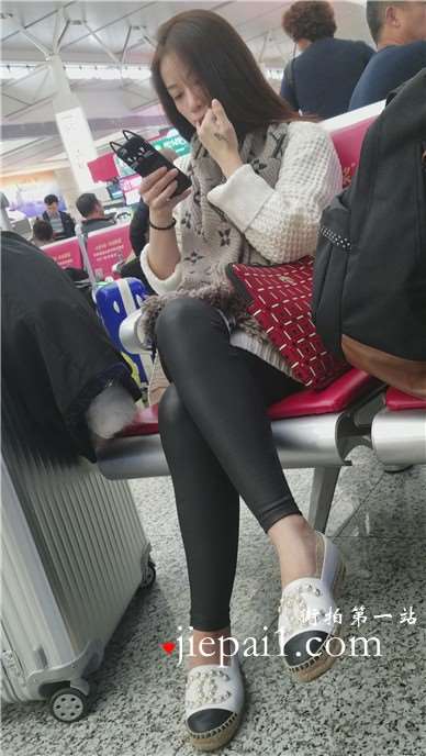 4k-高铁站候车室拍摄长腿丝袜打底裤小清新美女姐姐