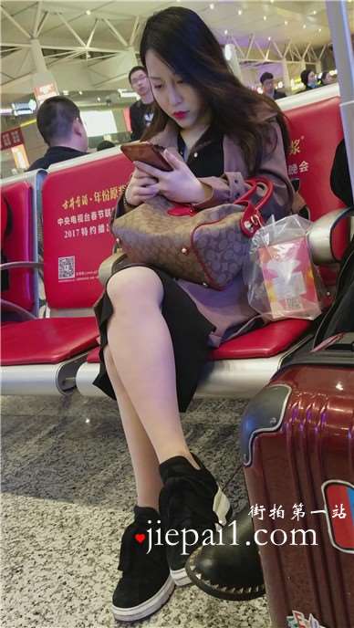 4k-高铁站候车室拍摄极品长腿性感女神姐姐