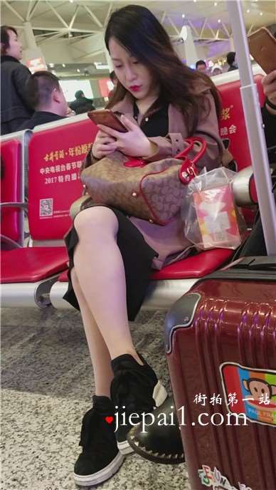 4k-高铁站候车室拍摄极品长腿性感女神姐姐