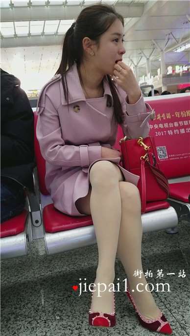 4k-高铁站候车室拍摄肉丝袜高跟鞋美女