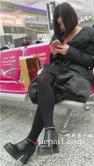 4k-高铁站候车室拍摄黑丝美腿短发甜美女孩