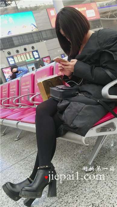 4k-高铁站候车室拍摄黑丝美腿短发甜美女孩