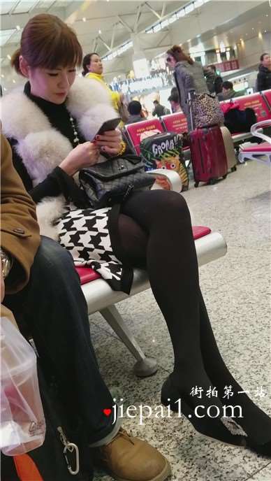 4k-高铁站候车室拍摄性感黑丝大长腿美少妇