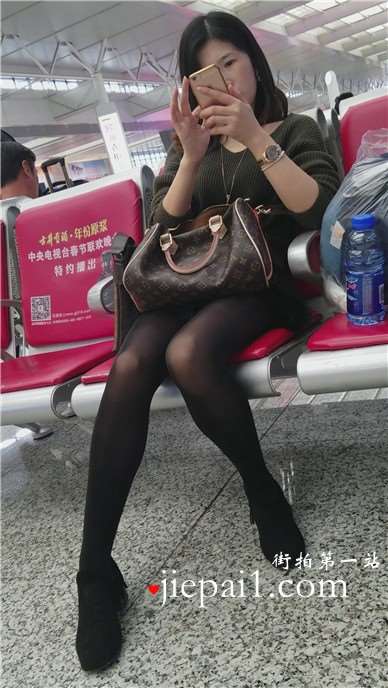 4k-高铁站候车室拍摄长腿高跟黑丝美腿漂亮美女