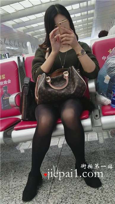 4k-高铁站候车室拍摄长腿高跟黑丝美腿漂亮美女