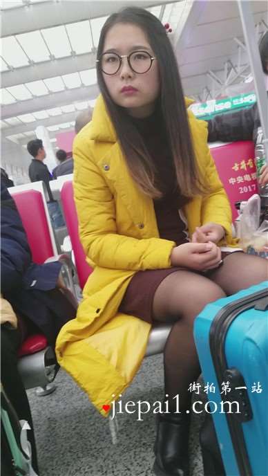 4k-高铁站候车室拍摄清纯美腿可爱小萌妹