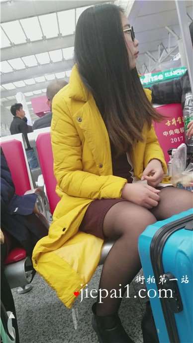 4k-高铁站候车室拍摄清纯美腿可爱小萌妹