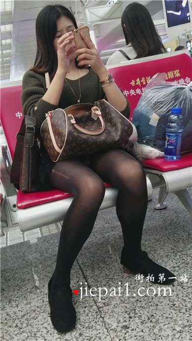 4k-高铁站候车室拍摄长腿高跟黑丝美腿漂亮美女
